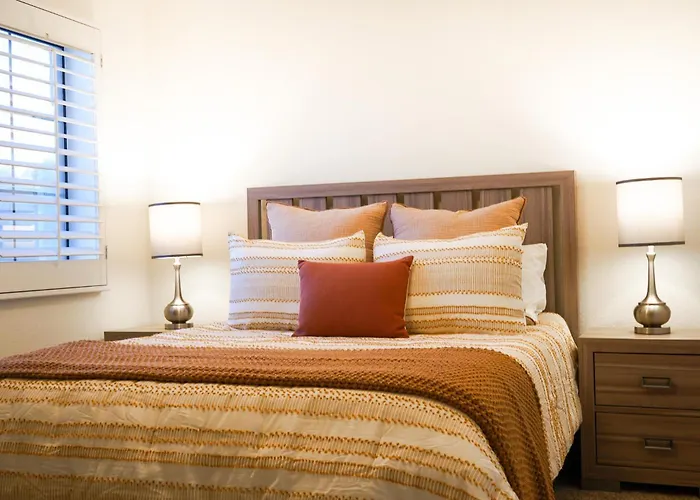 Lakeside Luxury Val Vista Holiday home