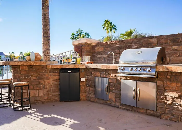 Lakeside Luxury Val Vista Holiday home
